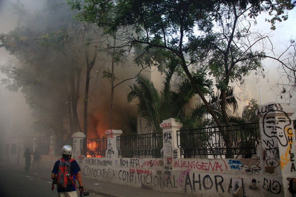 Fiscalía presenta tres nuevas acusaciones por incendio y lanzamiento de bombas molotov en la Plaza de la Dignidad
