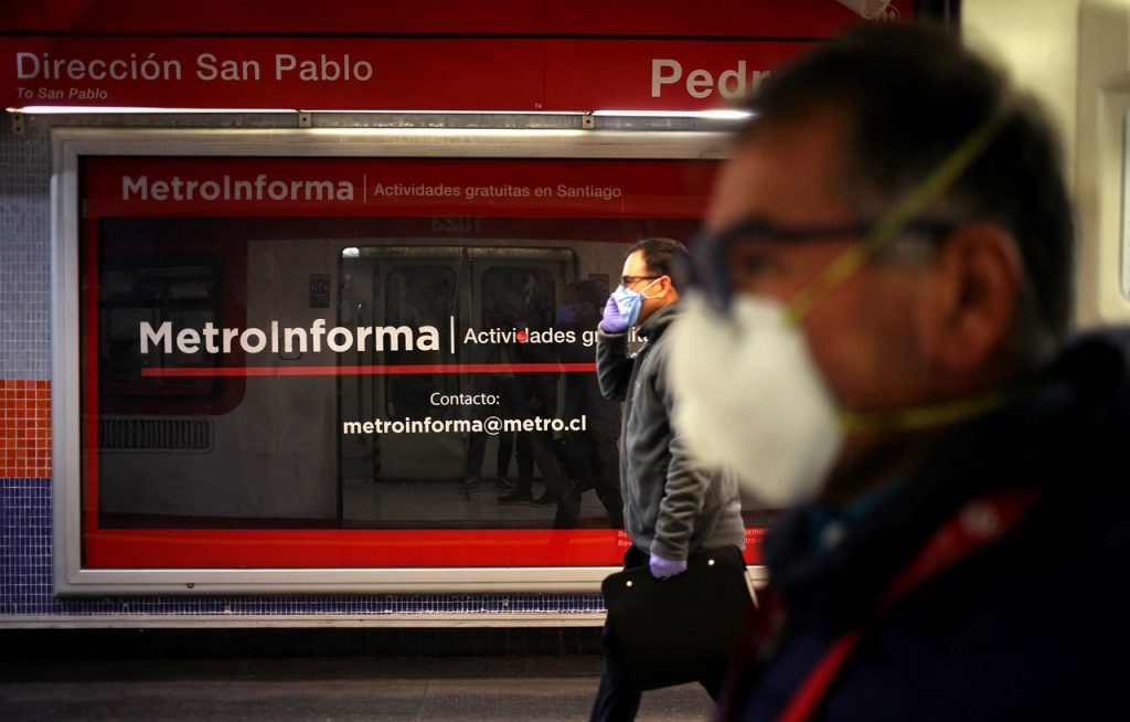 «La cuarentena no existe para la gente humilde»: Imágenes de Metro muestran vagones llenos en primer día de cuarentena total