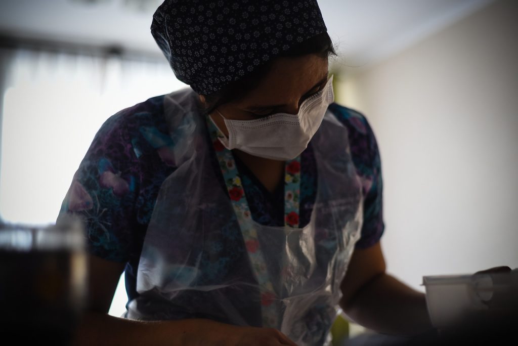 Conmovedor testimonio de una enfermera chilena: “Lo más complicado es decirle a una persona que será conectada”