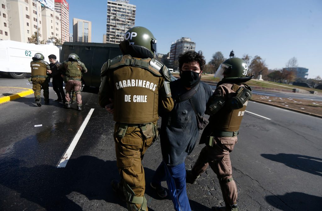 Carabineros confirma un detenido con COVID-19 tras incidentes en Plaza Italia y explica incidente con periodistas