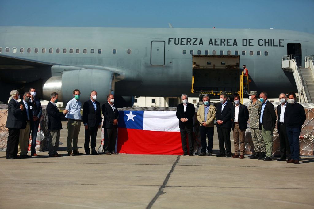 Sebastián Piñera recibe la donación de 117 respiradores mecánicos por parte de la CPC