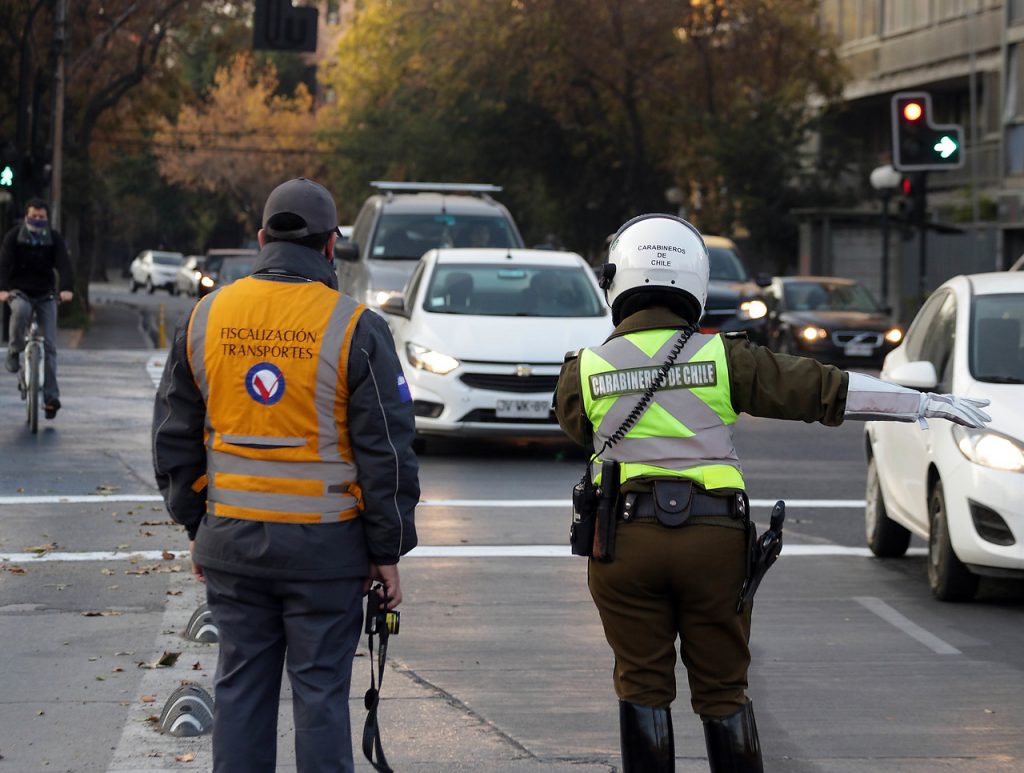 Asociación Chilena de Municipalidades pide eliminar la restricción vehicular: “Favorece el contagio de coronavirus”