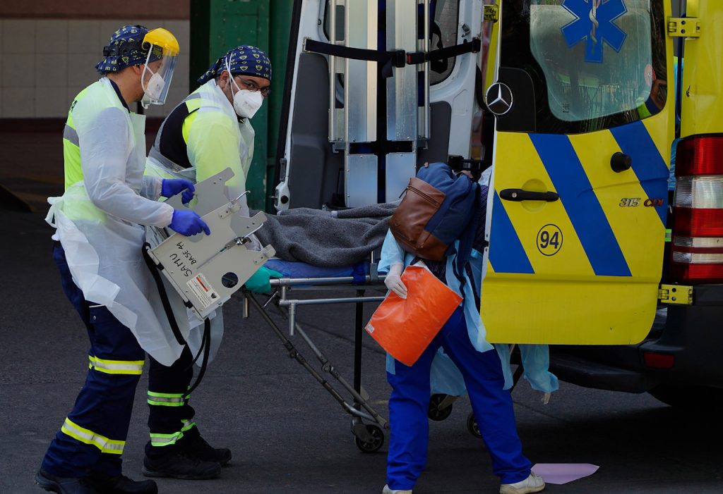 Colapso del Hospital El Pino con pacientes COVID-19 recrudece la crisis sanitaria en Santiago