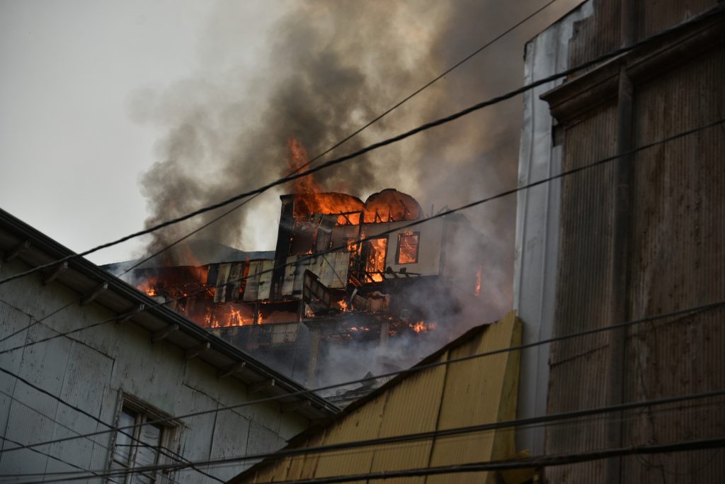Incendio afecta a viviendas del Cerro Santo Domingo en Valparaíso