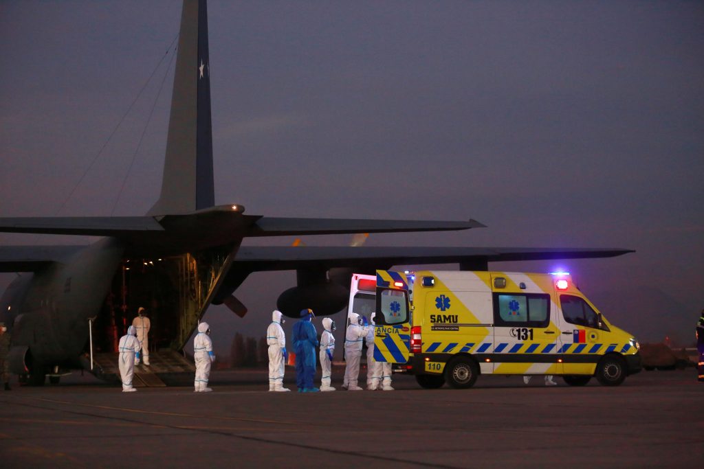FOTOS| Dos pacientes con COVID-19 son trasladados de Santiago a Concepción en avión de la FACh