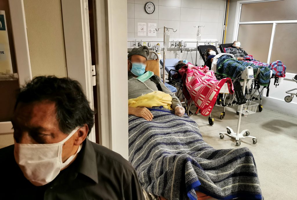 Diputado cuestiona «holgura» de camas UCI en hospitales de las FF.AA. mientras colapsan los servicios en la RM