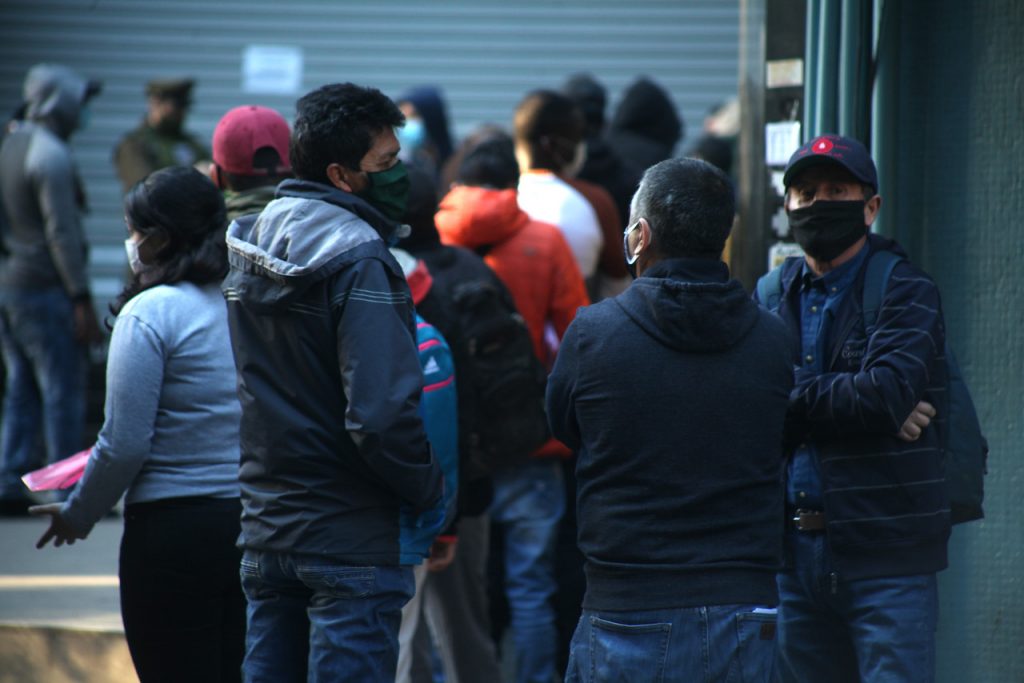 Tasa de desempleo llega al 9,0%: En Chile hay más de 800 mil personas cesantes