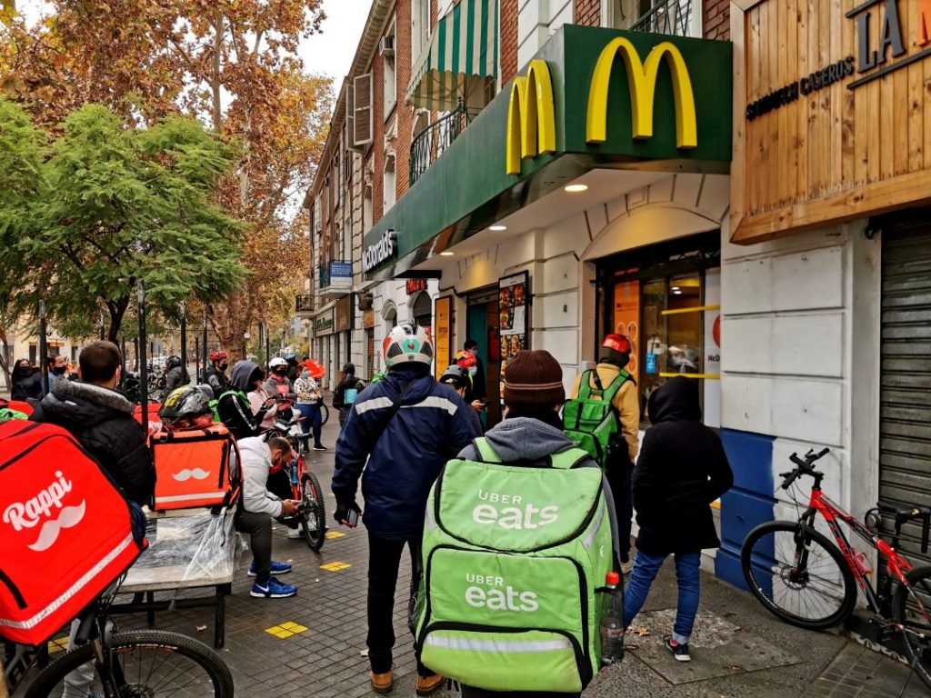 Detectan preocupantes aglomeraciones de repartidores de comida rápida en distintos sectores de la Región Metropolitana