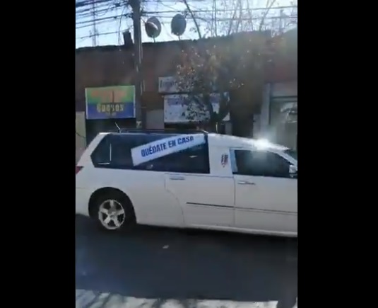 VIDEO| Cortejo fúnebre pasa por el centro de Buin con el mensaje «quédate en casa»