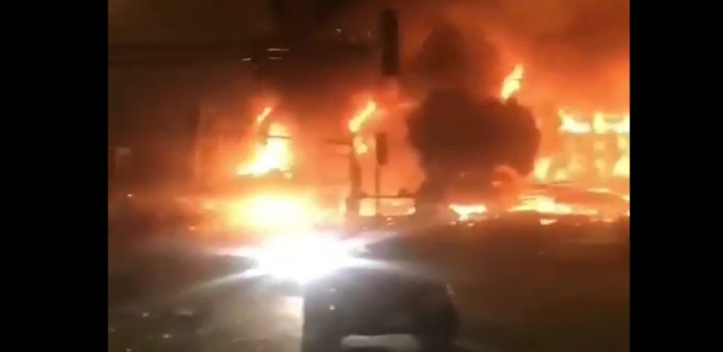 VIDEOS| La violencia no cede en Minneapolis: Incendian dos supermercados Walmart y una estación de policía
