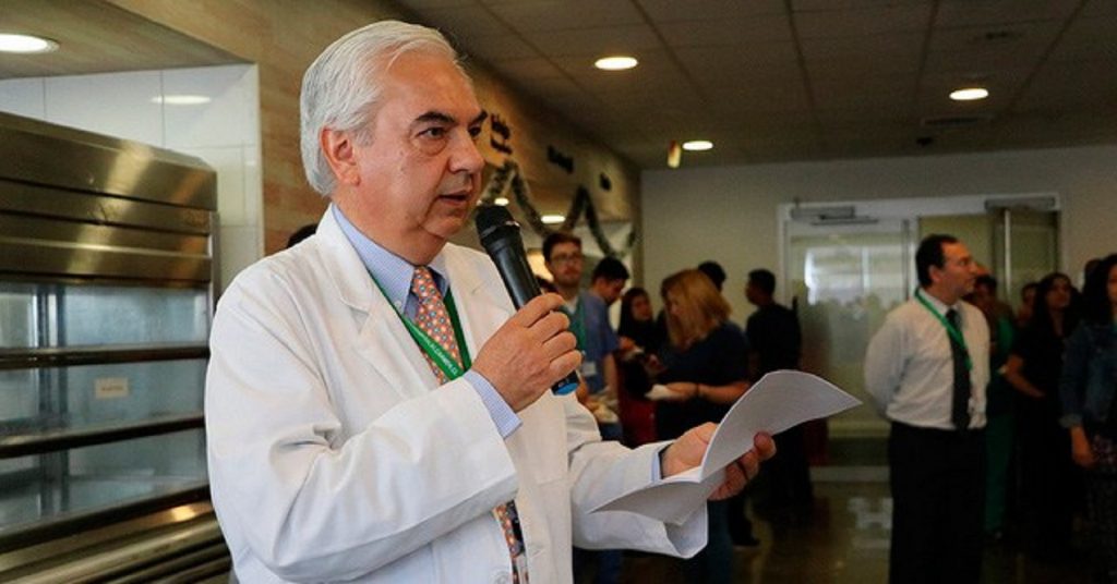 Confirman que director del Hospital El Carmen de Maipú dio positivo por COVID-19