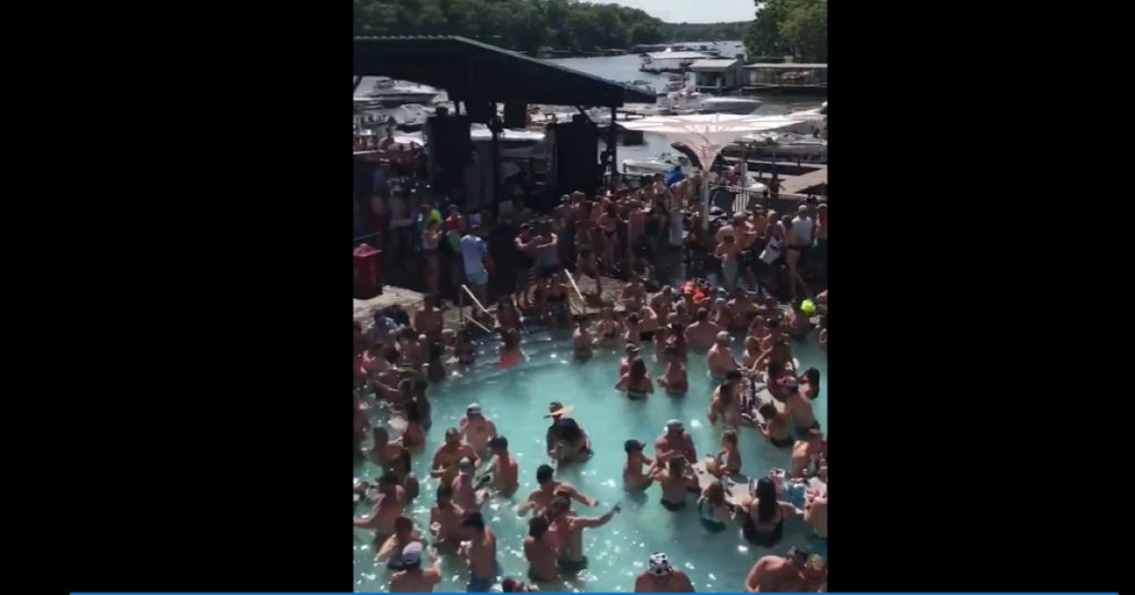 VIDEO: Millones de visitas suma registro de cientos de personas en la piscina de un bar en EE.UU. en plena pandemia