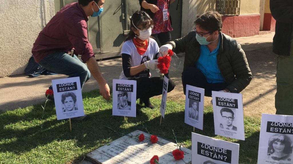 Partido Comunista homenajea a víctimas de la DINA en calle Conferencia