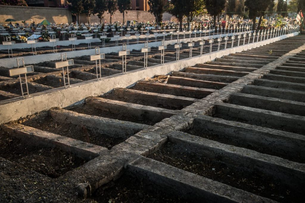 FOTOS| Así se prepara el Cementerio General para el peak de la pandemia: Ya están listas la mitad de las tumbas solicitadas por el Minsal