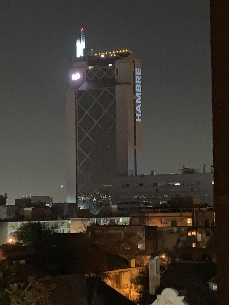 REDES| «Hambre»: El mensaje proyectado en el edificio de Telefónica durante jornada de manifestaciones en Santiago