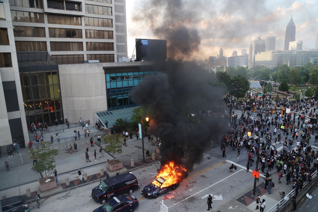 Protestas por crimen racial en Estados Unidos: Manifestantes incendian carros policiales e intentan acceder a sede de CNN en Atlanta