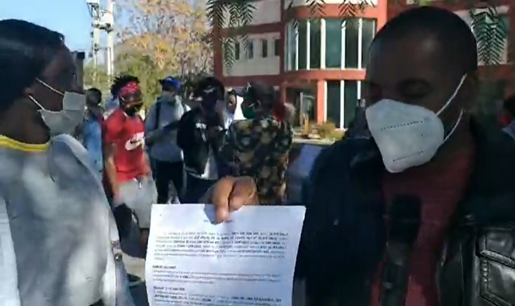 Trabajadores haitianos que protestan contra la Piccola Italia por no recibir sueldos son reprimidos por Carabineros