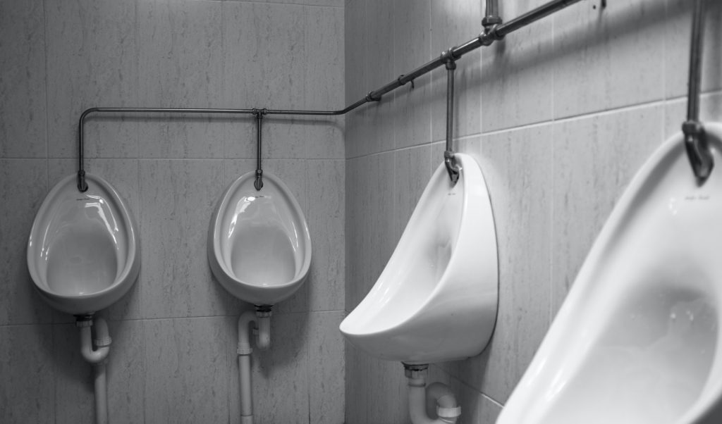 Indonesia: Limpieza de baños públicos para quienes no cumplan con la cuarentena