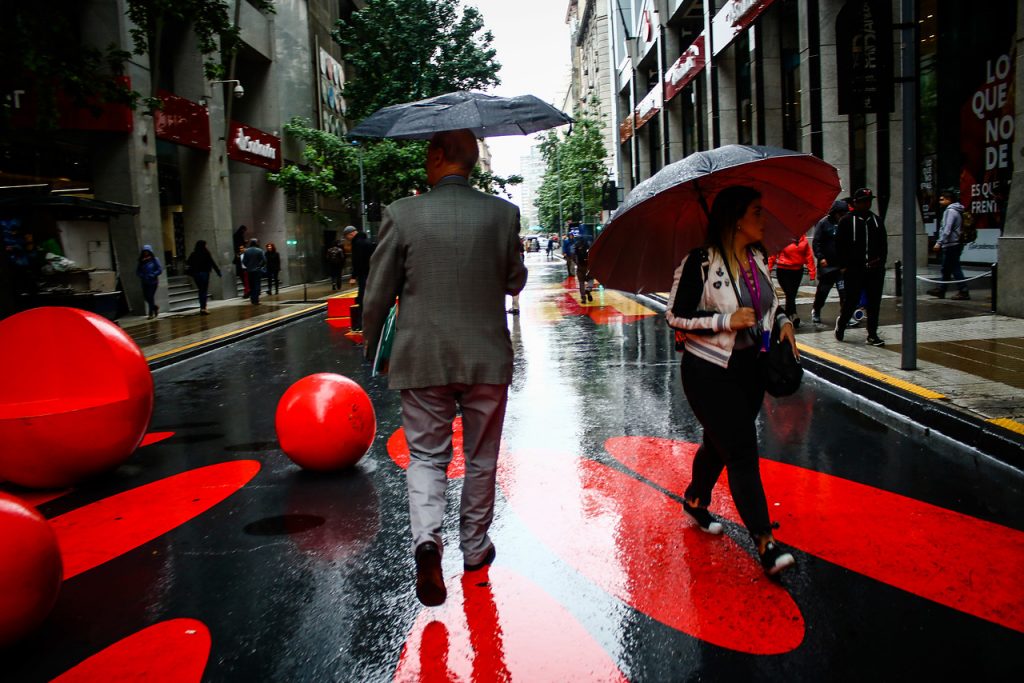 Lluvia en Santiago deja cortes de energía eléctrica y anegamiento de calles