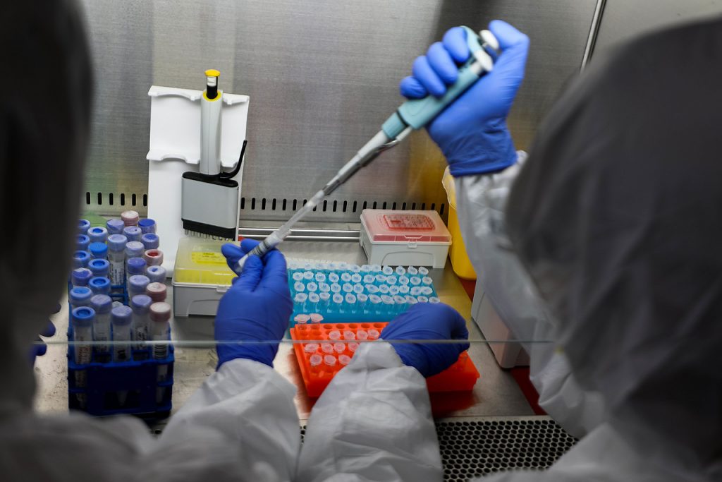 China pasa a la fase 2 de ensayos clínicos con una vacuna contra el COVID-19