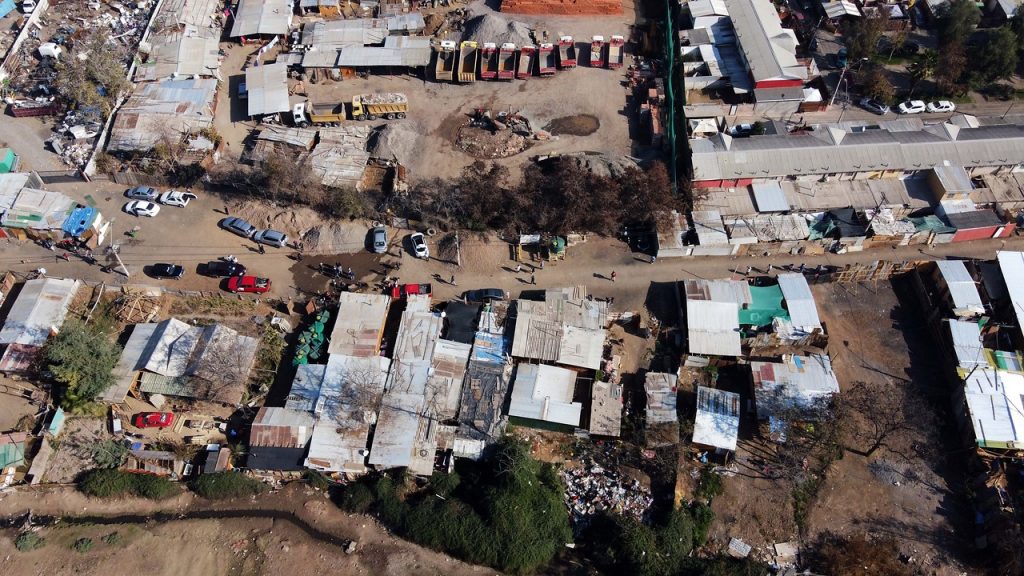 La pandemia de la pobreza y la desigualdad: Comunas vulnerables de Santiago acumulan más muertes y contagios