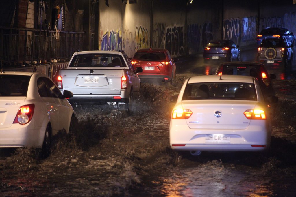 Región Metropolitana recibió más de 20mm de precipitaciones durante la madrugada, dejando clásicos estragos