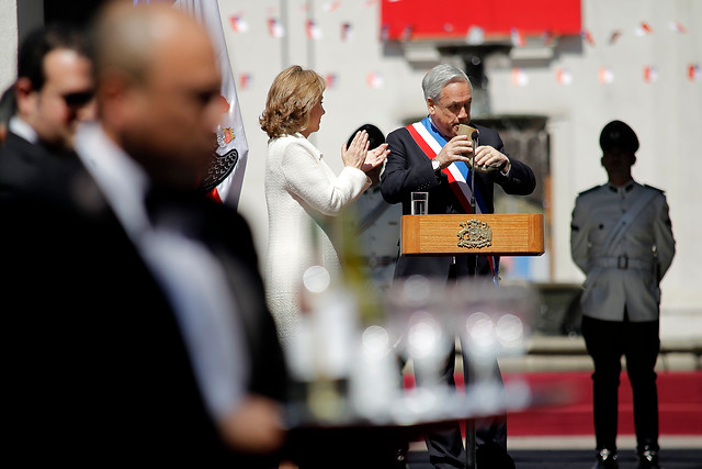 VIDEO| Permiso para comprar vino: Sebastián Piñera es grabado saliendo relajadamente de vinoteca en Vitacura