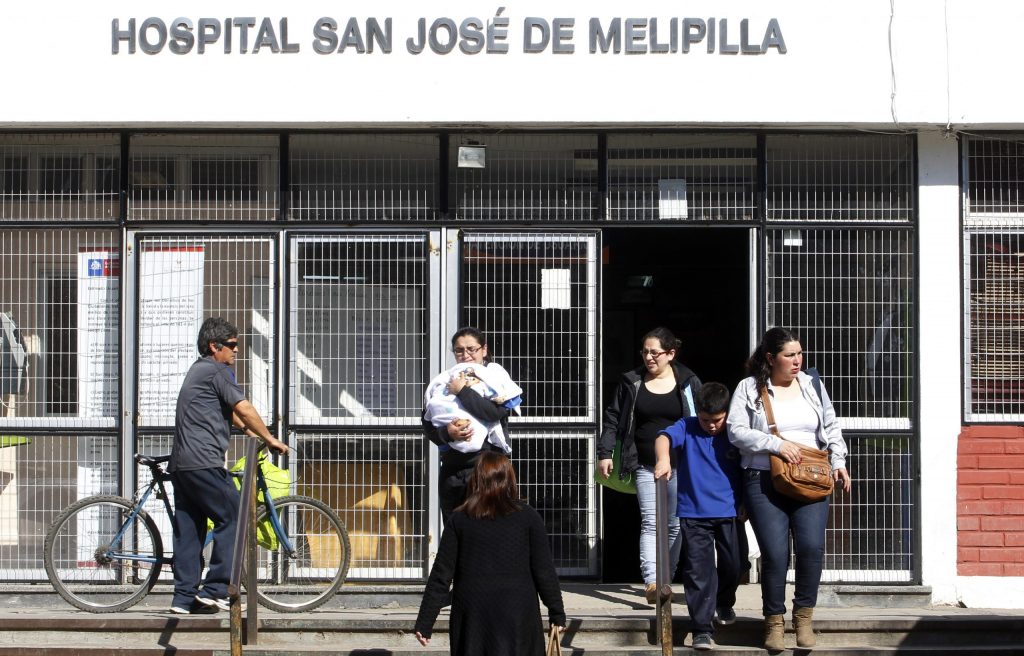 «Todas las acusaciones que estoy recibiendo son falsas»: Habla el doctor del Hospital de Melipilla denunciado por Carabineros