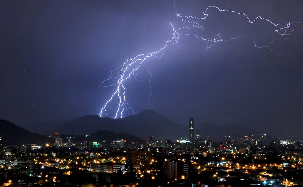 Alerta Temprana Preventiva en Santiago por tormentas eléctricas: Onemi entrega recomendaciones