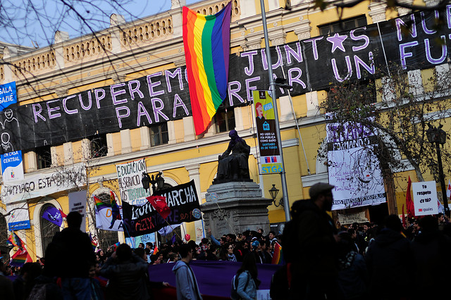 REDES| El repudio a un profesor de Derecho de la U. de Chile por burlarse de homenaje institucional en el Día del Orgullo LGBTIQ+