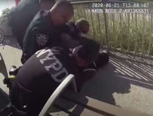 VIDEO| Suspenden a un policía de Nueva York por usar una llave de estrangulamiento