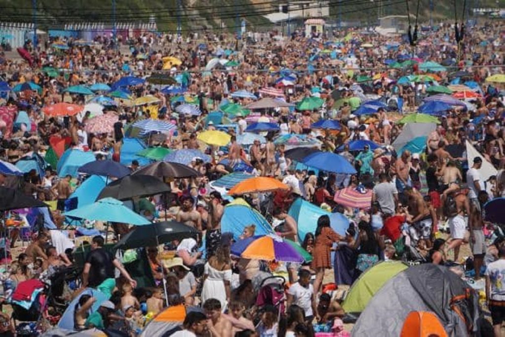 Temen un peligroso rebrote: Reino Unido en alerta por playas atestadas y festejos en Liverpool