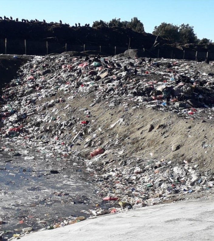 En conflicto con la comunidad, Ancud sigue desechando su basura en la cuenca de un santuario de la naturaleza y sin evaluación ambiental