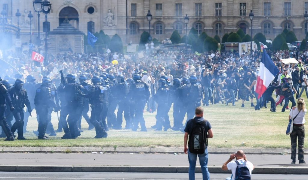 VIDEOS| Protestas por la salud pública culminan en serios enfrentamientos con la policía en París