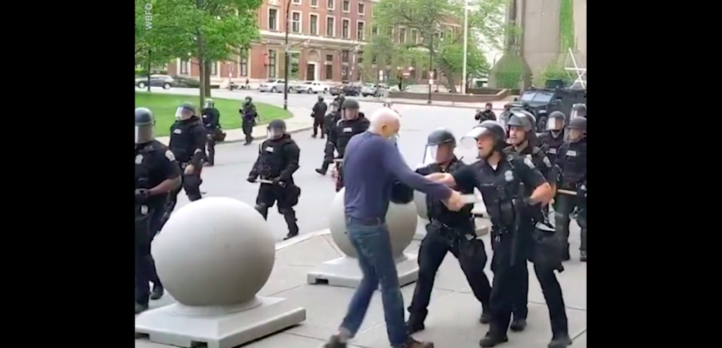 Protestas en EE.UU: Dos policías imputados por empujar a un hombre de 75 años contra el suelo