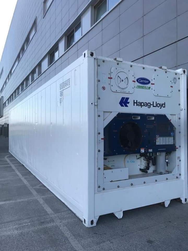 La hora de los container mortuorios: Hospitales se abastecen de cámaras refrigerantes para evitar que colapsen sus morgues