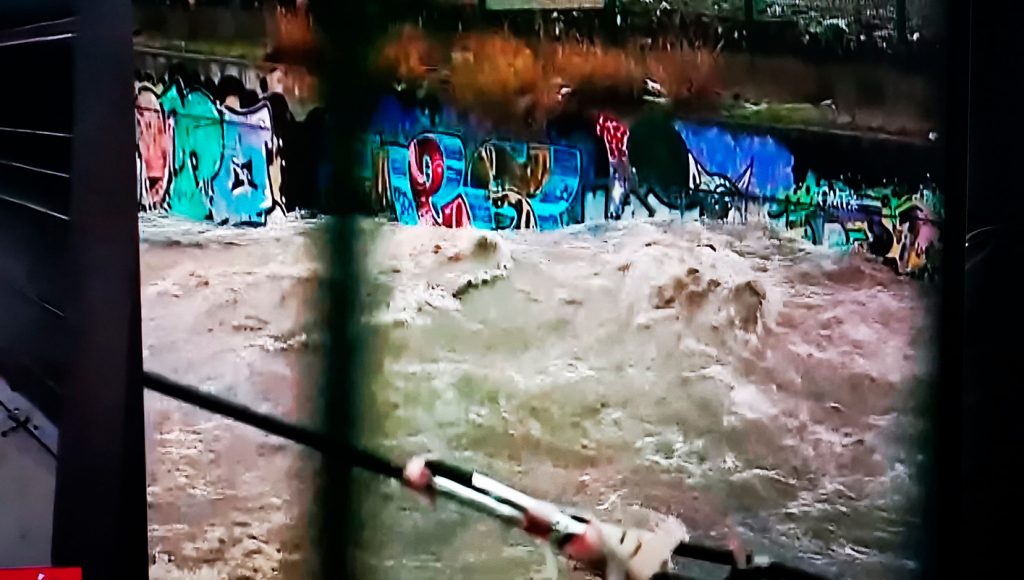 VIDEO| Desborde del Zanjón de la Aguada alarma a los vecinos en plena lluvia torrencial