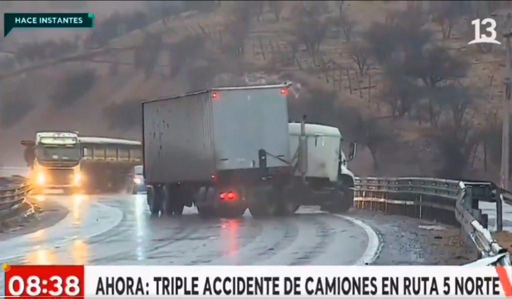 VIDEO| El impactante registro en vivo de un choque de dos camiones en la Ruta 5 Norte