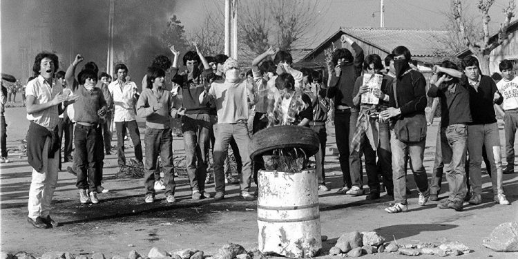 VIDEOS| 34 años después: Pese a la cuarentena, manifestaciones se toman la capital rememorando las históricas protestas del 2 y 3 de julio de 1986