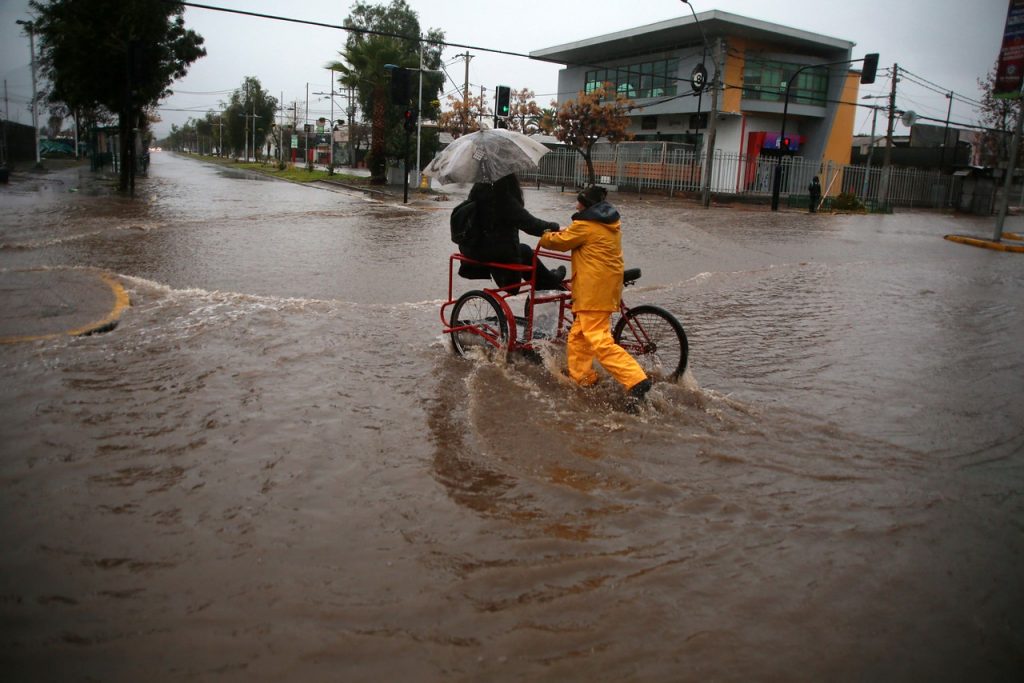 Intenso sistema frontal para este sábado: Santiago podría recibir hasta 40 milímetros de lluvia