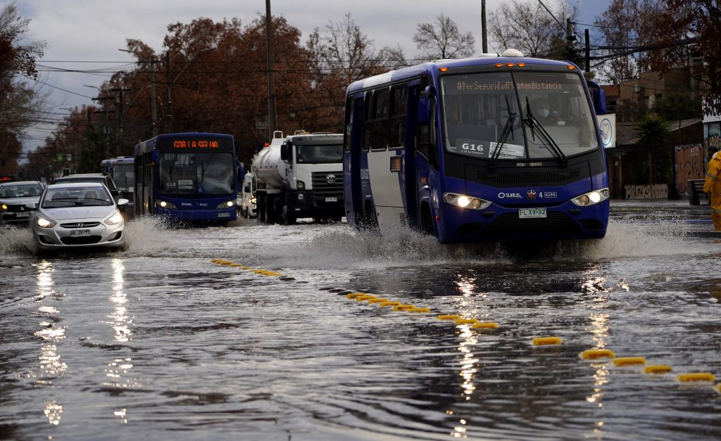 Enel activó plan preventivo por pronóstico de intensas lluvias en la Región Metropolitana