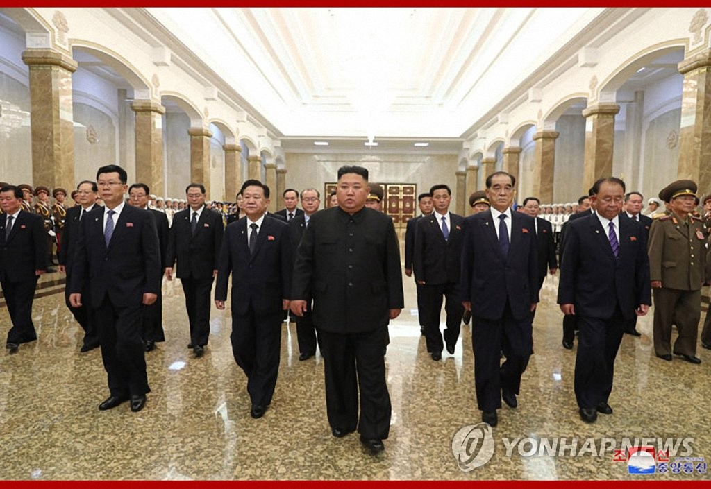 Kim Jong-un aparece en público para rendir tributo a su abuelo
