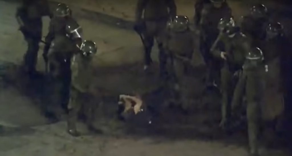 Reformalizan a Carabineros que golpearon brutalmente a manifestante en Plaza Ñuñoa en vivo en TV